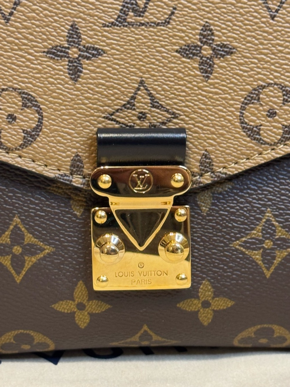 Louis Vuitton Pochette Metis in reverse monogram Crossbody bag - Picture 4 of 15